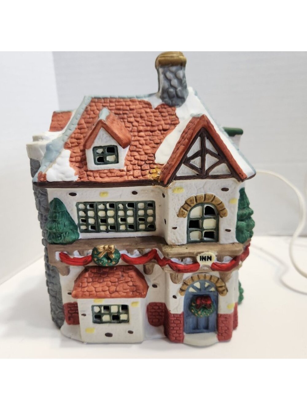 1996 Dickens Collectable Lighted Ceramic Christmas Village Inn Decoration